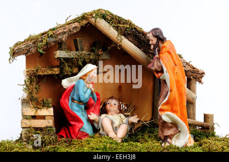 Éléments de la crèche chrétienne catholique isolé sur fond blanc. Banque D'Images