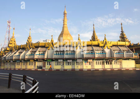 Yangon, Myanmar-May 8e 2014 : la pagode Sule baigné de soleil tôt le matin. La pagode est considérée comme le centre de Yangon Banque D'Images