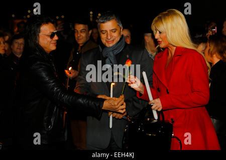 Athènes, Grèce. 18 janvier, 2015. Ilias Psinakis (à gauche), le maire de Marathon et le responsable des relations publiques de l'Union centrale des municipalités (KEDE) donne une rose à la femme (à droite) de George Patoulis (milieu), le maire de la municipalité d'Athènes de Marousi et président de KEDE. L'Union centrale des municipalités a appelé à une manifestation silencieuse devant le nouveau Musée de l'Acropole pour le retour des frises du Parthénon à Athènes. Les marbres du Parthénon sont détenues par le British Museum depuis leur enlèvement d'Athènes dans la 19e siècle. © PACIFIC PRESS/Alamy Live News Banque D'Images