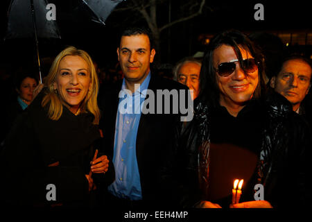 Athènes, Grèce. 18 janvier, 2015. Le gouverneur de l'Attique, Rena Dourou (à gauche) de SYRIZA (Coalition de la gauche radicale), Ilias Psinakis (à droite), le maire de Marathon et le responsable des relations publiques de l'Union centrale des municipalités (KEDE) sont présents à la veillée pour le retour des marbres d'Elgin. L'Union centrale des municipalités a appelé à une manifestation silencieuse devant le nouveau Musée de l'Acropole pour le retour des frises du Parthénon à Athènes. L'© PACIFIC PRESS/Alamy Live News Banque D'Images