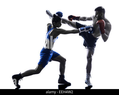 Une femme Un homme boxe boxeur kickboxing en silhouette isolé sur fond blanc Banque D'Images