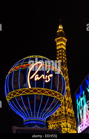 Las Vegas Nevada - Décembre 14:vue sur la rue de la Tour Eiffel et du globe à la nuit, le 14 décembre 2014 à Las Vegas, Nevada Banque D'Images