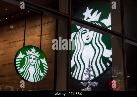 Las Vegas Nevada - 18 Décembre : le logo de Starbucks sur une fenêtre avec un grand logo sur l'intérieur du magasin, le 18 décembre 2014 dans L Banque D'Images