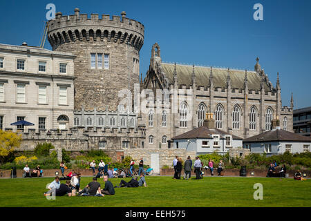 Journée ensoleillée dans les jardins au-dessous du château de Dublin, Dublin, Irlande, République d'Irlande Banque D'Images