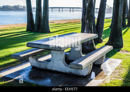 Banc public béton et table. Mission Bay Park, San Diego, California, United States. Banque D'Images