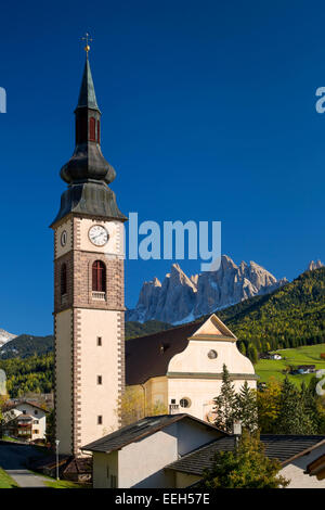 Voir l'automne de Sant Jakob Église avec les Dolomites au-delà, San Pietro, Trentin-Haut-Adige, Italie Banque D'Images