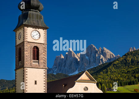 Voir l'automne de Sant Jakob Église avec les Dolomites au-delà, San Pietro, Trentin-Haut-Adige, Italie Banque D'Images