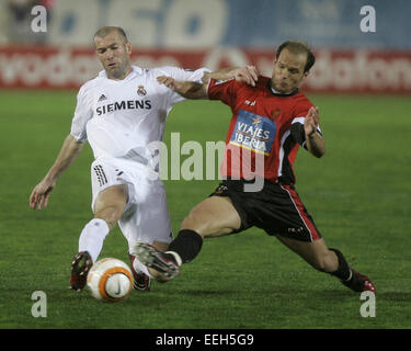 L'équipe de football du Real Madrid Zinedine Zidane joueur français contrôle la balle durant son match contre Mallorca, dans l'île espagnole. Banque D'Images