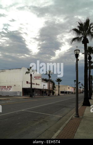 Le centre-ville de Midland, Texas sur un ciel nuageux, couvert, gris dimanche matin lorsque la plupart des boutiques et magasins sont fermés. Banque D'Images