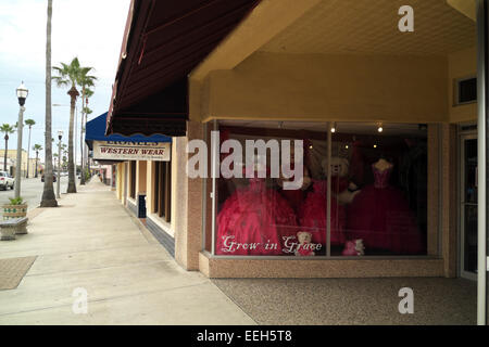 Le centre-ville de Midland, Texas sur un ciel nuageux, couvert, gris dimanche matin lorsque la plupart des boutiques et magasins sont fermés. Banque D'Images