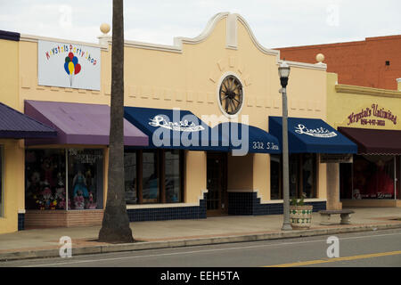 Le centre-ville de Midland, Texas sur un ciel nuageux, couvert, gris dimanche matin lorsque la plupart des boutiques et magasins sont fermés. Banque D'Images