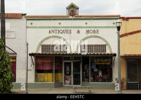 Le centre-ville de Midland, Texas sur un ciel nuageux, couvert, gris dimanche matin lorsque la plupart des boutiques et magasins sont fermés. Banque D'Images