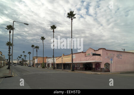 Le centre-ville de Midland, Texas sur un ciel nuageux, couvert, gris dimanche matin lorsque la plupart des boutiques et magasins sont fermés. Banque D'Images