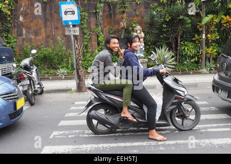 Deux jeunes femmes balinaises sur un scooter à Seminyak, Bali. Banque D'Images