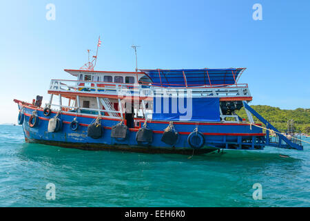 PATTAYA, THAÏLANDE - 29 DÉCEMBRE : Belle plage avec navire à passagers à Larn island le 29 décembre 2014 dans l'île, Pattay Larn Banque D'Images