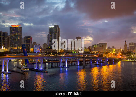 Crépuscule sur le port et immeubles de Miami, Floride, USA Banque D'Images
