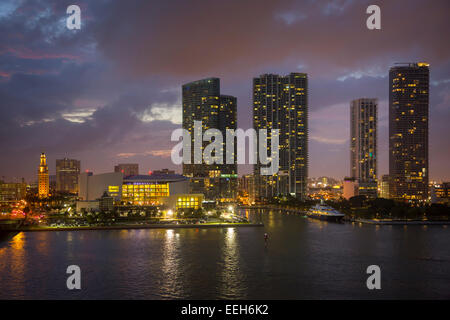 Crépuscule sur le port et immeubles de Miami, Floride, USA Banque D'Images