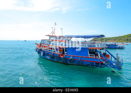 PATTAYA, THAÏLANDE - 29 DÉCEMBRE : Belle plage avec navire à passagers à Larn island le 29 décembre 2014 dans l'île, Pattay Larn Banque D'Images