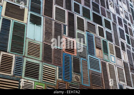 Un mur extérieur d'un bar et restaurant vêtu de vieux volets en bois. Banque D'Images