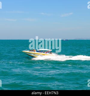 PATTAYA, THAÏLANDE - 29 DÉCEMBRE : Bateau de navigation dans le Golfe de Thailande sur Décembre 29, 2014 à Pattaya, Thaïlande Banque D'Images