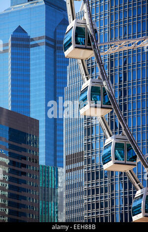 Grande roue sur fond de grands bâtiments à HONG KONG Banque D'Images