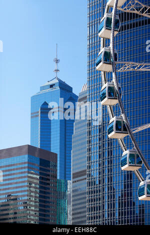 Grande roue sur fond de grands bâtiments à HONG KONG Banque D'Images