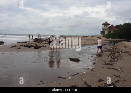 Les amateurs de plage de marcher le long de la plage de Seminyak. Banque D'Images