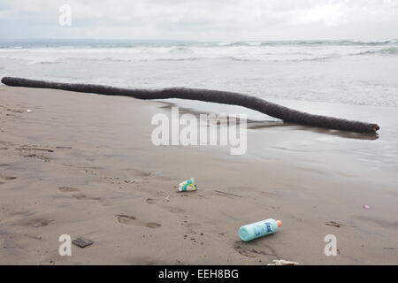 Du Bois flotté et des déchets sur la plage de Seminyak, Bali, Indonésie. Banque D'Images
