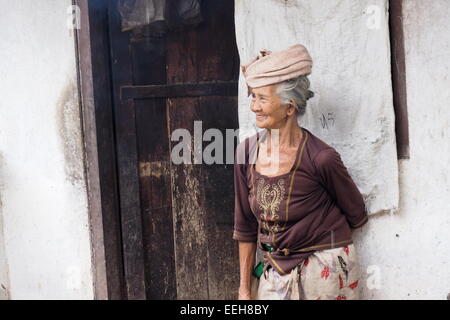 Personnes âgées dame balinais en costume traditionnel à l'extérieur de sa maison. Banque D'Images