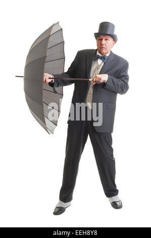 Homme d'âge moyen dans un costume rétro avec parapluie isolé sur blanc. Banque D'Images