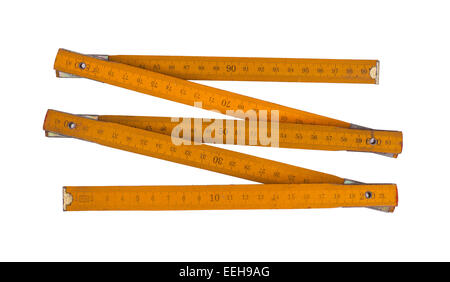 La règle du menuisier avec numéros de centimètres, isolé sur blanc, jaune Banque D'Images