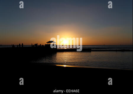 Honolulu, Hawaii, USA. 6 janvier, 2015. Photographie touristique un beau coucher du soleil à la plage de Waikiki, Honolulu, Oahu, Hawaii. Banque D'Images