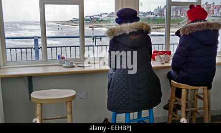 Deux femmes prenant le thé sur southwold pier Banque D'Images