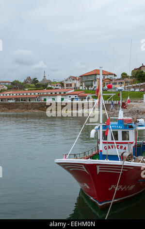 Le port de Comillas, sur la côte de Cantabrie au nord de l'Espagne Banque D'Images