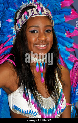 Femme en costume de carnaval de Trinidad Trinidad sur stand à ExCel London World Travel Mart (WTM) Novembre 2014 Exposition Banque D'Images
