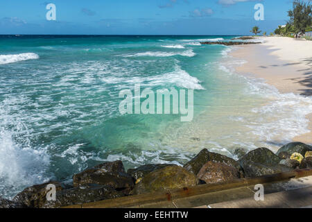 Beach Front à Hasting Rocks sur la côte sud de l'île des Caraïbes de la Barbade dans les Antilles. Banque D'Images