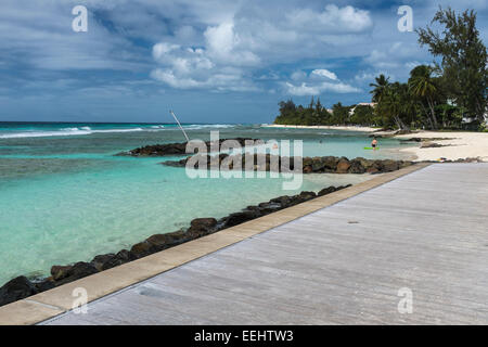 Beach Front à Hasting Rocks sur la côte sud de l'île des Caraïbes de la Barbade dans les Antilles. Banque D'Images