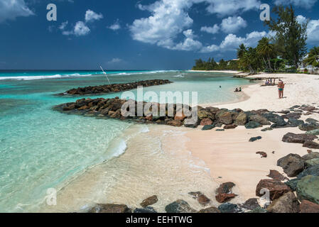 Beach Front à Hasting Rocks sur la côte sud de l'île des Caraïbes de la Barbade dans les Antilles. Banque D'Images