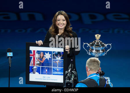 Melbourne, Australie. 19 Jan, 2015. Champion de tennis Open d'Australie 2014 Li Na de Chine participe à sa cérémonie de départ à la Rod Laver Arena le premier jour de l'année 2015 Tournoi de l'Open d'Australie à Melbourne, Australie, le 19 janvier 2015. Li Na a partagé sa grossesse nouvelles avec les spectateurs pendant l'événement. Credit : Bai Xue/Xinhua/Alamy Live News Banque D'Images