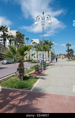 Promenade de bord de mer de Finikoudes Larnaca sur la côte sud de l'Est de l'île Méditerranéenne de Chypre - EDITORIAL UTILISEZ UNIQUEMENT Banque D'Images