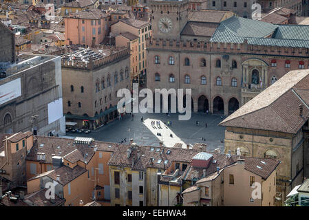 Vue sur le côté sud de la Piazza Maggiore, Bologne, Italie, en vue de la grande tour, la Tour Asinelli. Banque D'Images