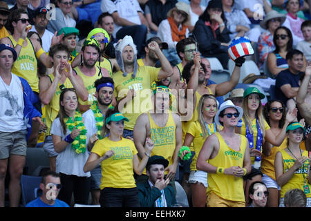 Melbourne, Australie. 19 Jan, 2015. Australian Open de Tennis de Melbourne Park. Tennis fans apprécier l'adéquation entre Bernard Tomic de l'Australie et Tobias Kamke de l'Allemagne lors de la première journée de l'Open d'Australie 2015 à Melbourne Park, Melbourne, Australie. Credit : Action Plus Sport Images/Alamy Live News Banque D'Images
