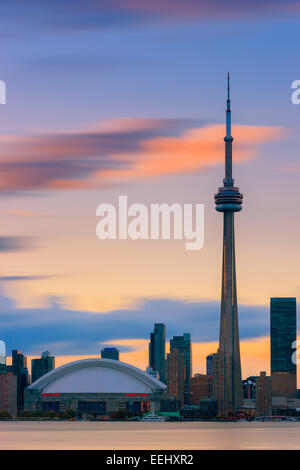 La Tour CN de Toronto au coucher du soleil avec une longue exposition, tirée de l'îles de Toronto. Banque D'Images