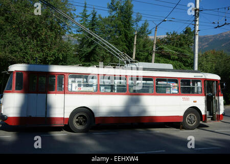 Vieux trolleybus dans la rue de Crimée, la Russie, Alushta Banque D'Images