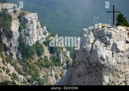 Croix orthodoxe sur le haut de la falaise, Mont Ai-Petri, Crimée, Russie Banque D'Images