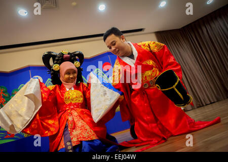 Les étudiants indonésiens ayant une séance de photo alors qu'ils portent 'hanbok', un vêtement traditionnel coréen, au Centre culturel coréen de Jakarta, en Indonésie. Banque D'Images