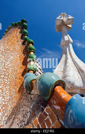 Céramique et verre coloré forme un retour du dragon sculpture sur le toit de la Casa Batllo à Barcelone, Espagne. Banque D'Images