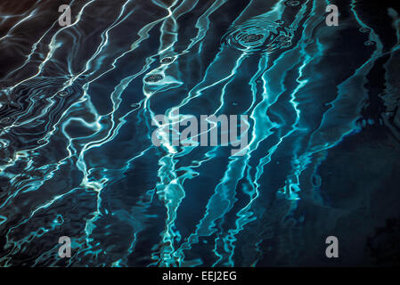 Abstract motifs de lumière au fond d'une piscine bleu en Ombrie, Italie. Banque D'Images