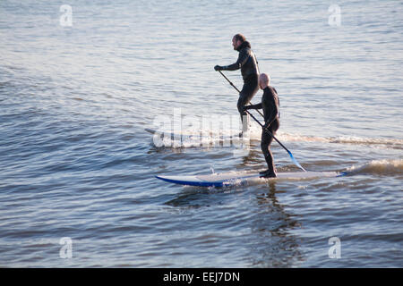 Paddle boarders à Bournemouth en Janvier Banque D'Images