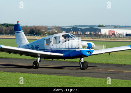 Piper PA-28 Cherokee (G-BAHF) roulage à Wellesbourne aérodrome. Banque D'Images